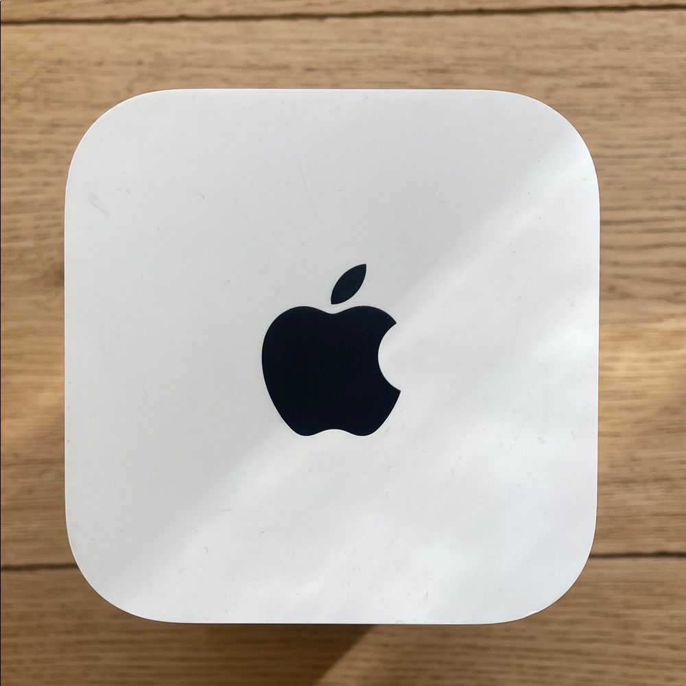 Apple AirPort Extreme Wireless Router with Cable (High Speed Ethernet hub) - 1GB - Picture 4 of 8